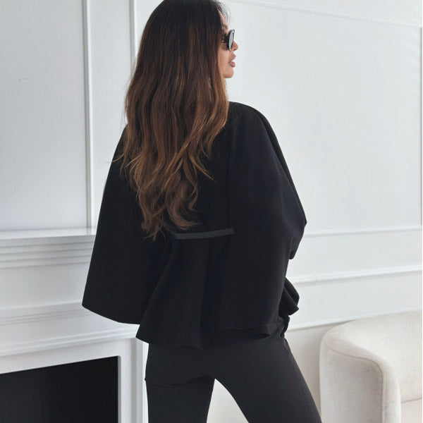 Cape élégante à manches chauve-souris avec ceinture – Mode tendance pour femmes en laine chic